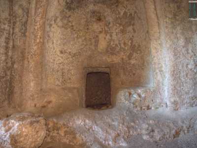 Al centro della zona absidale doveva esserci un altare alla greca, oggi assente...